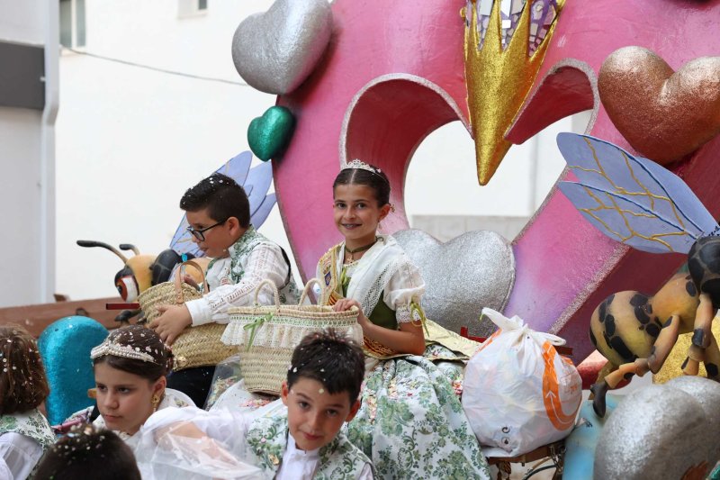 Les carrosses de Gata omplin el recorregut d’enginy, confeti,… i crítiques per l’entrada de bous “sorpresa” Les carrosses de Gata omplin el recorregut d’enginy, confeti,… i crítiques per l’entrada de bous “sorpresa”